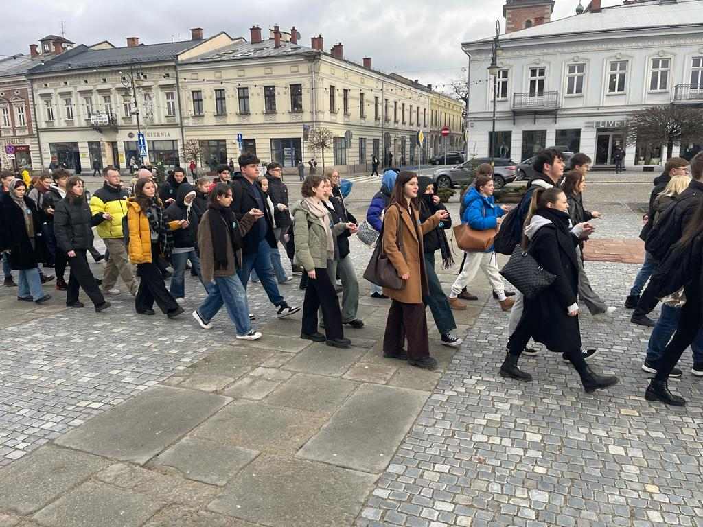 Zdjęcie Rynek - polonez 2024 (17)e43ac877-00a7-4a80-aaf9-07f7cf0f3327.jpg w galerii Polonez na sądeckim rynku